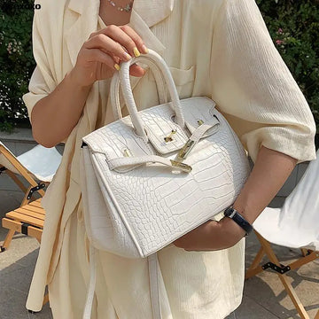Women's Elegant Handbag - Spacious & Versatile